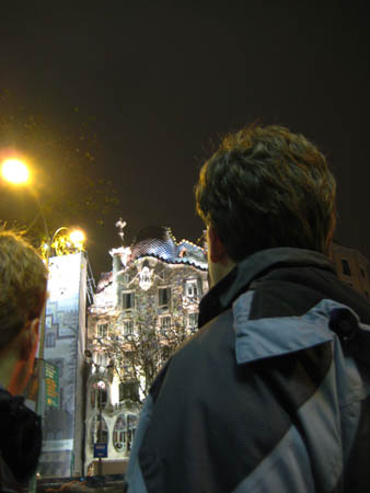 0.5.6 Wir sind in Barcelona angekommen. Hier stehen wir Casa Batllo von Gaudi.