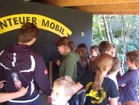 0.2.9 Hier sind wir vor dem Abenteuer Mobil Kasten. Ein 3x3x3m Kasten mit 27m Gang im Dunkeln. Hey... wer hat denn hier vorne seine Finger in Manuels Hüfte