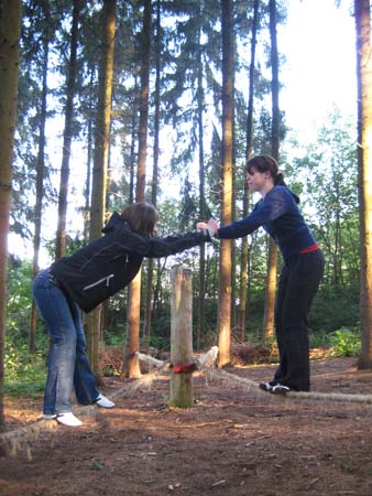 0.5.8 Christina und Sarah1 auf dem Seiltest