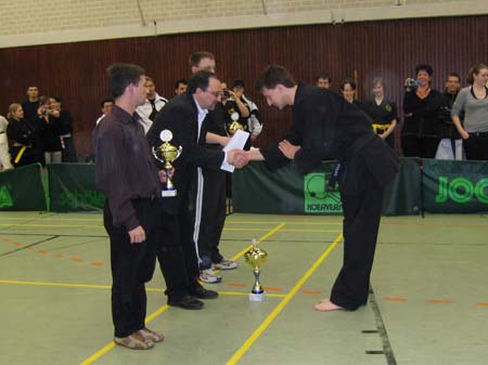 0.9.5 Manuel nimmt seinen Pokal entgegen