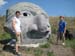 0.4.5 Auf dem Weg zum Vesuv, den Berg hinauf, sind am Wegesrand aus Lava mehrere Statuen aufzufinden