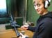 0.1.2 Alex lädt das M4 Gewehr. Gezielt haben wir damit auf bis zu 100m