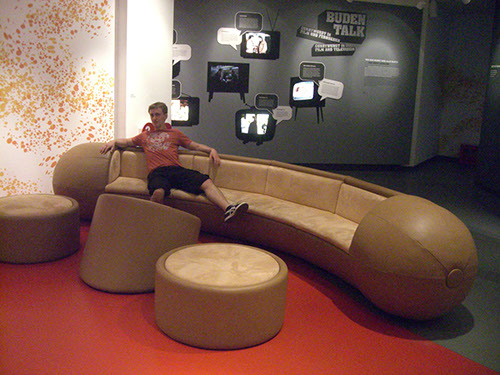 0.0.25 Alex liegt auf der Wurst Couch, äh, Couch Wurst, wie auch imemr