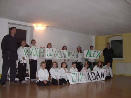 berraschungsparty fr Alex. Trainingsraum war dunkel, Alex macht das Licht an und was sieht er.... s. Bild. Ganz links der Manuel und ganz rechts der Marcel