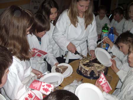 Kinder, die nur zu gerne ein gigantisches Stck des kleinen Kuchens haben wollen...